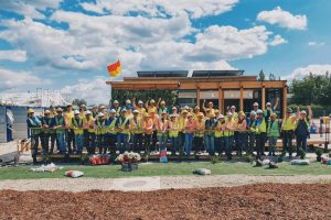ไม้เทียม ทีมงาน Solar Decathlon Europe 2019 สวมหมวกนิรภัยและเสื้อกั๊กสะท้อนแสง