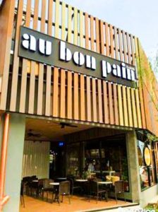 ไม้เทียม ร้าน Au Bon Pain ตกแต่งด้วยงานไม้ระแนงไล่สลับสี