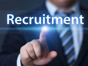 ไม้เทียม การสรรหาบุคลากร: ชายในชุดสูทกำลังชี้ไปที่คำว่า "Recruitment