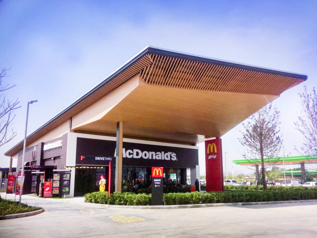 ไม้เทียม แมคโดนัลด์ สาขาเฟิร์ส อเวนิว อาคารดีไซน์ทันสมัยพร้อมป้าย Drive Thru