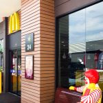 ไม้เทียม โรบินสัน เพชรบุรี แมคโดนัลด์ เปิด 24 ชั่วโมง พร้อมโรนัลด์ แมคโดนัลด์นั่งอยู่ด้านหน้า