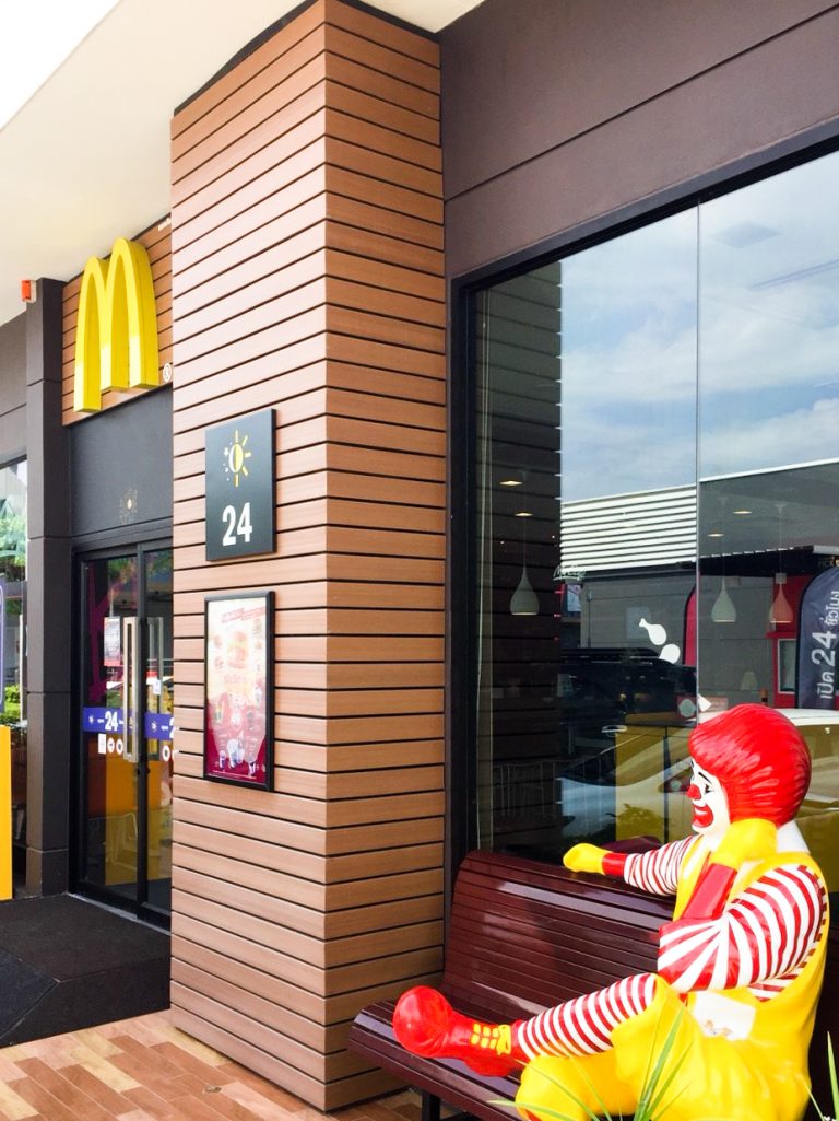 ไม้เทียม โรบินสัน เพชรบุรี แมคโดนัลด์ เปิด 24 ชั่วโมง พร้อมโรนัลด์ แมคโดนัลด์นั่งอยู่ด้านหน้า
