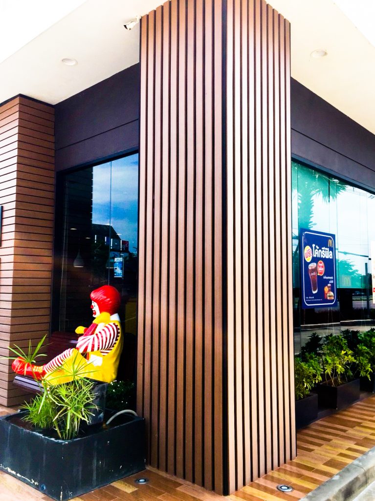 ไม้เทียม โรบินสัน เพชรบุรี แมคโดนัลด์ พร้อมโรนัลด์ แมคโดนัลด์นั่งอยู่ข้างนอก