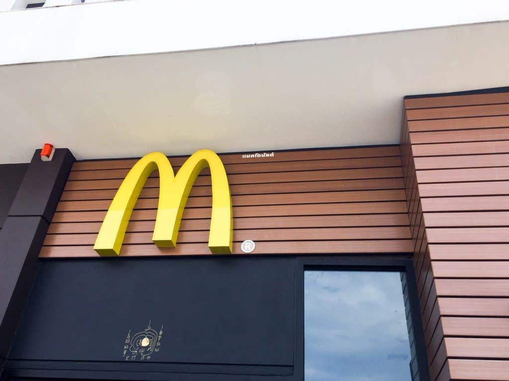 ไม้เทียม แมคโดนัลด์ โรบินสัน เพชรบุรี: ป้ายร้านสีเหลืองเด่น