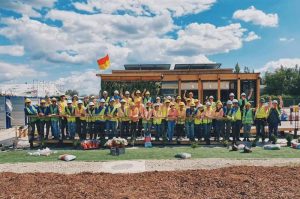 ไม้เทียม ทีมงาน Solar Decathlon Europe 2019 สวมหมวกนิรภัยและเสื้อกั๊กสะท้อนแสง