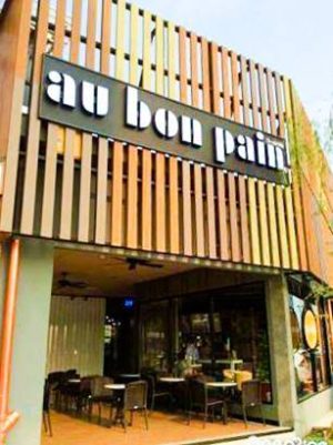 ไม้เทียม ร้าน Au Bon Pain ตกแต่งด้วยงานไม้ระแนงไล่สลับสี